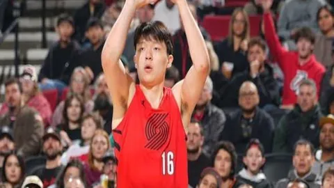 国王杯半决赛首场对决：巴塞罗那与马德里竞技激战，争夺晋级先机与场上优势