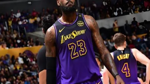 字母哥揭露老詹夸赞，詹姆斯现场略显尴尬